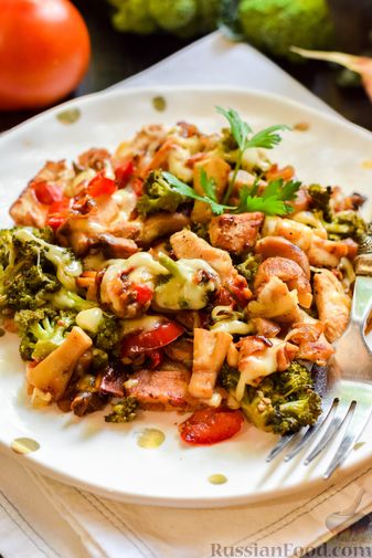Фото приготовления рецепта: Куриное филе, жаренное с брокколи, сладким перцем и грибами - шаг №13