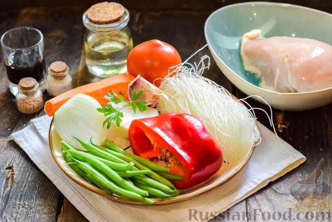 Фото приготовления рецепта: Фунчоза  с курицей, овощами и стручковой фасолью - шаг №1