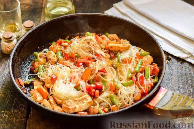 Фото приготовления рецепта: Фунчоза  с курицей, овощами и стручковой фасолью - шаг №11