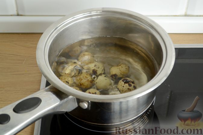 Фото приготовления рецепта: Салат "Гнездо глухаря" с копчёной курицей - шаг №2