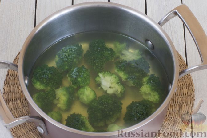 Фото приготовления рецепта: Булгур с брокколи и шампиньонами (на сковороде) - шаг №10
