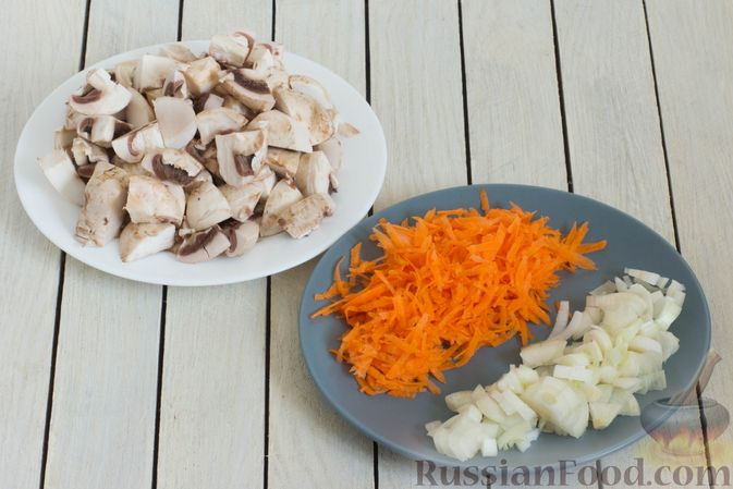 Фото приготовления рецепта: Булгур с брокколи и шампиньонами (на сковороде) - шаг №2