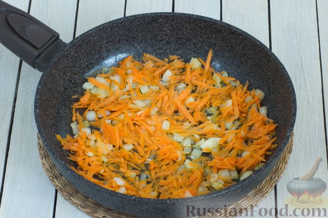 Фото приготовления рецепта: Булгур с брокколи и шампиньонами (на сковороде) - шаг №3