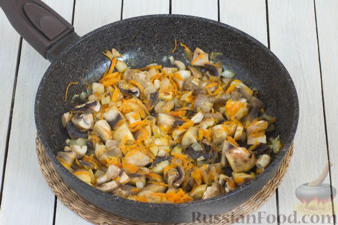 Фото приготовления рецепта: Булгур с брокколи и шампиньонами (на сковороде) - шаг №4
