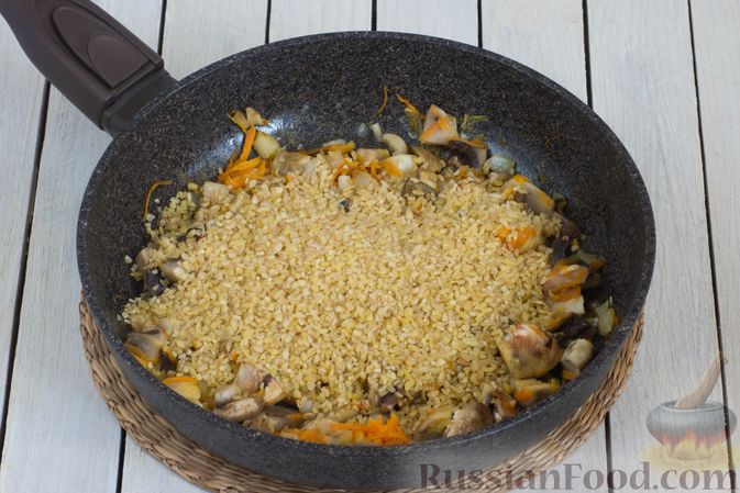 Фото приготовления рецепта: Булгур с брокколи и шампиньонами (на сковороде) - шаг №5