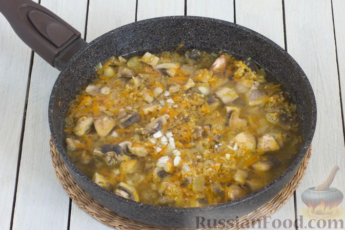 Фото приготовления рецепта: Булгур с брокколи и шампиньонами (на сковороде) - шаг №7