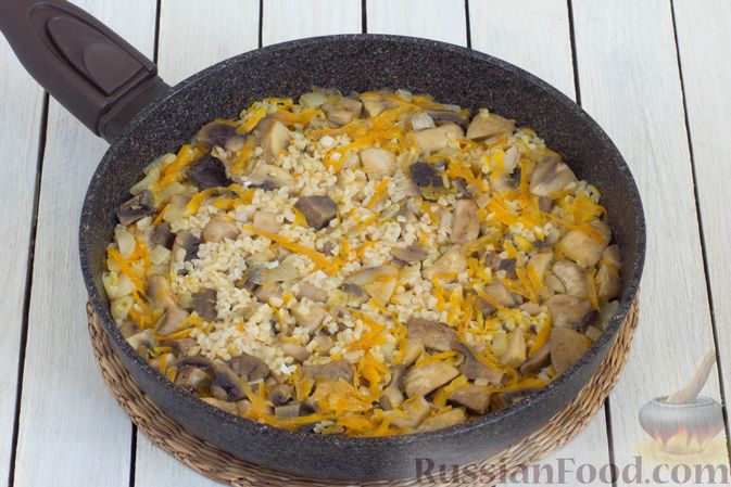 Фото приготовления рецепта: Булгур с брокколи и шампиньонами (на сковороде) - шаг №8