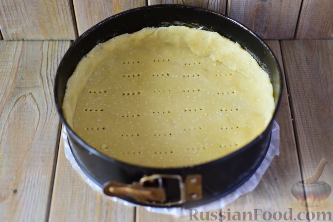 Фото приготовления рецепта: Киш с творожно-сырной начинкой, баклажанами и помидорами - шаг №6