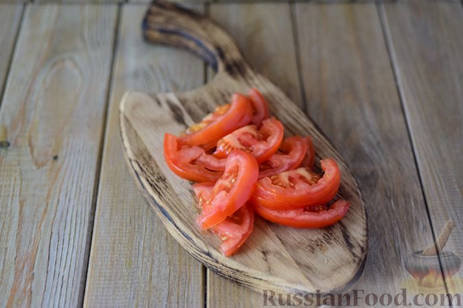 Фото приготовления рецепта: Киш с творожно-сырной начинкой, баклажанами и помидорами - шаг №9