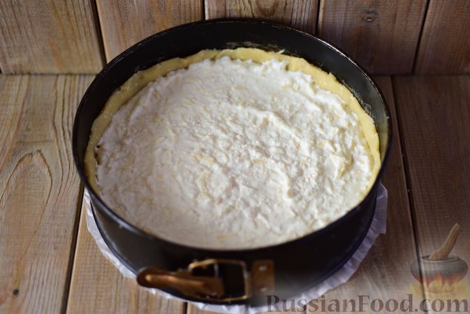 Фото приготовления рецепта: Киш с творожно-сырной начинкой, баклажанами и помидорами - шаг №14