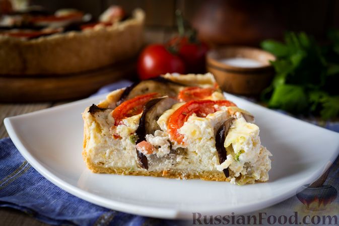 Фото приготовления рецепта: Киш с творожно-сырной начинкой, баклажанами и помидорами - шаг №17