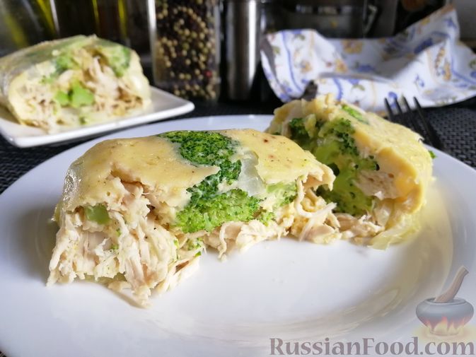 Фото к рецепту: Запеканка из курицы и брокколи, в сливочно-яичной заливке
