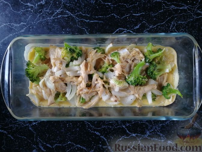 Фото приготовления рецепта: Запеканка из курицы и брокколи, в сливочно-яичной заливке - шаг №7