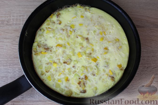 Фото приготовления рецепта: Холодный суп с цукини, омлетом и кефиром - шаг №6