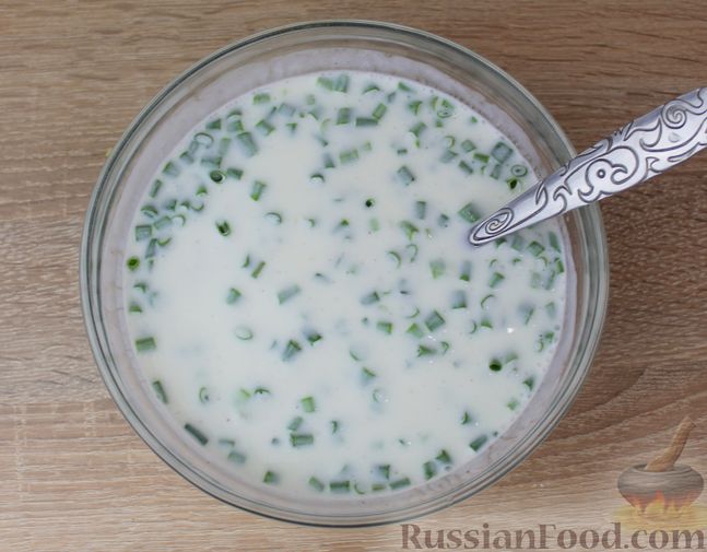 Фото приготовления рецепта: Холодный суп с цукини, омлетом и кефиром - шаг №9