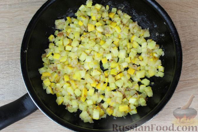 Фото приготовления рецепта: Холодный суп с цукини, омлетом и кефиром - шаг №5