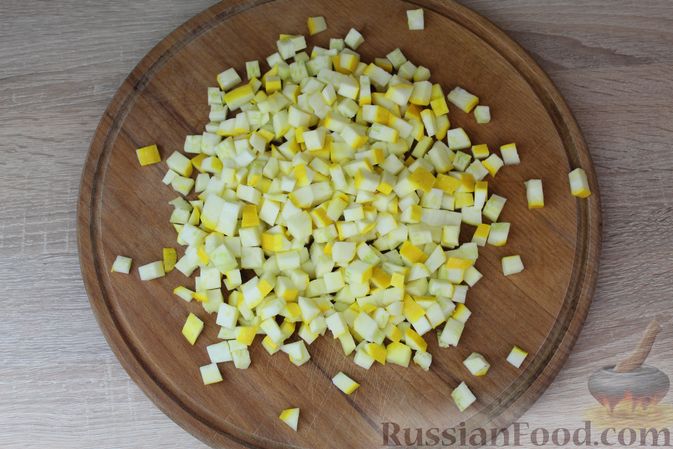 Фото приготовления рецепта: Холодный суп с цукини, омлетом и кефиром - шаг №3