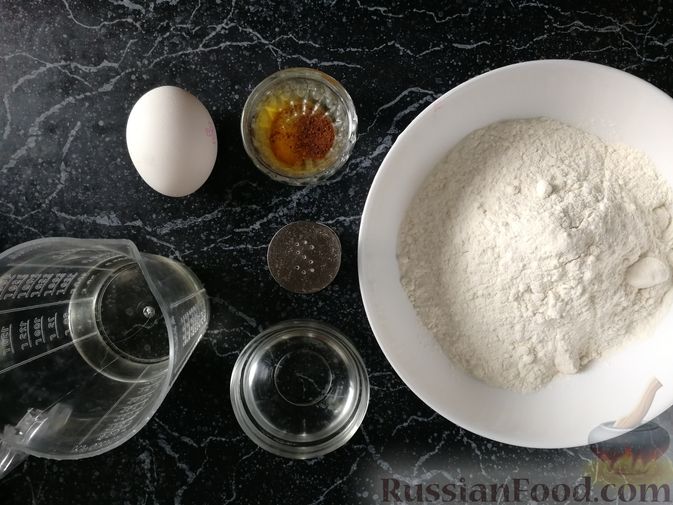 Фото приготовления рецепта: Открытый пирог с  баклажанами, помидором и брынзой - шаг №4
