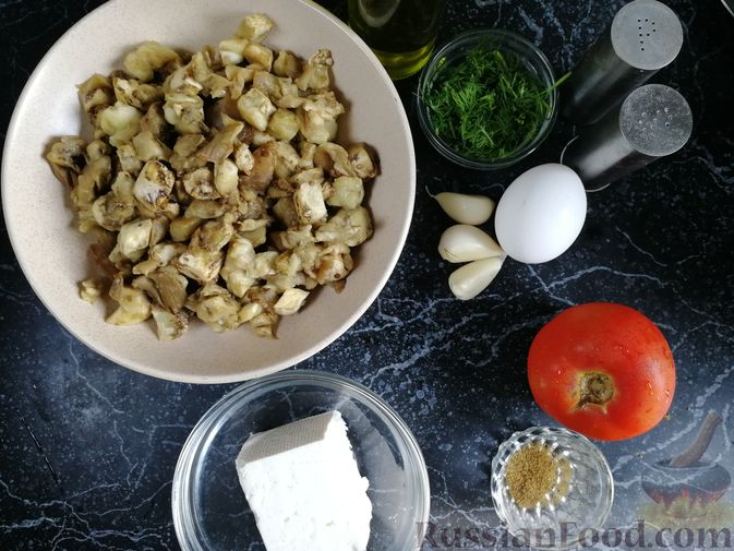 Фото приготовления рецепта: Открытый пирог с  баклажанами, помидором и брынзой - шаг №9