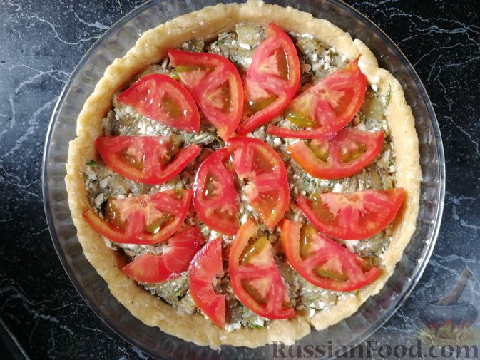 Фото приготовления рецепта: Открытый пирог с  баклажанами, помидором и брынзой - шаг №15