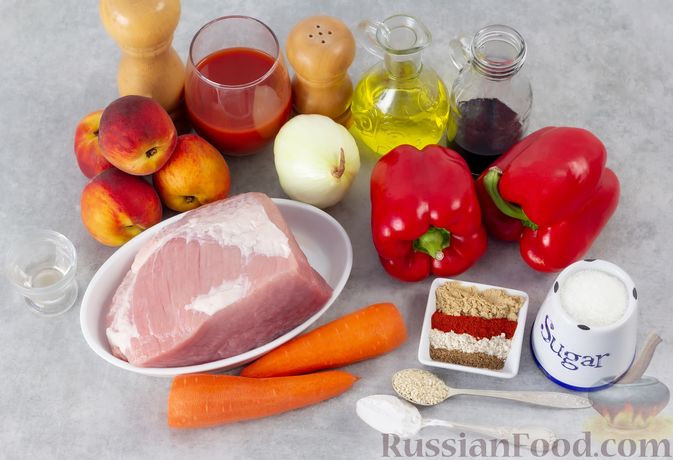Фото приготовления рецепта: Свинина, тушенная с персиками и овощами, в соево-томатном соусе - шаг №1