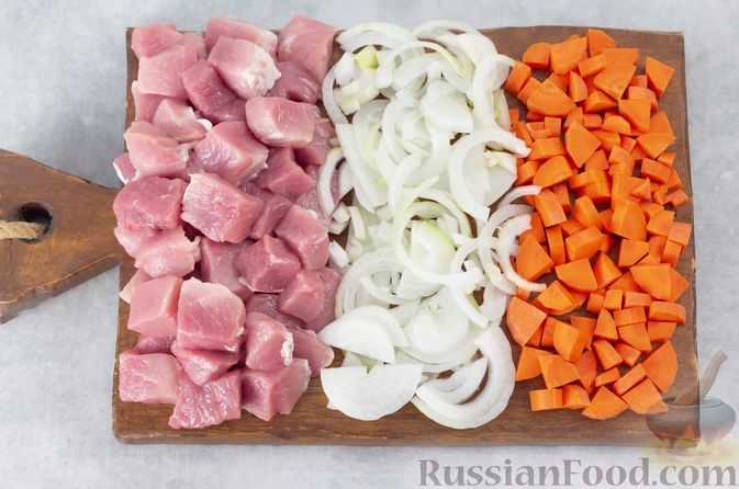 Фото приготовления рецепта: Свинина, тушенная с персиками и овощами, в соево-томатном соусе - шаг №2