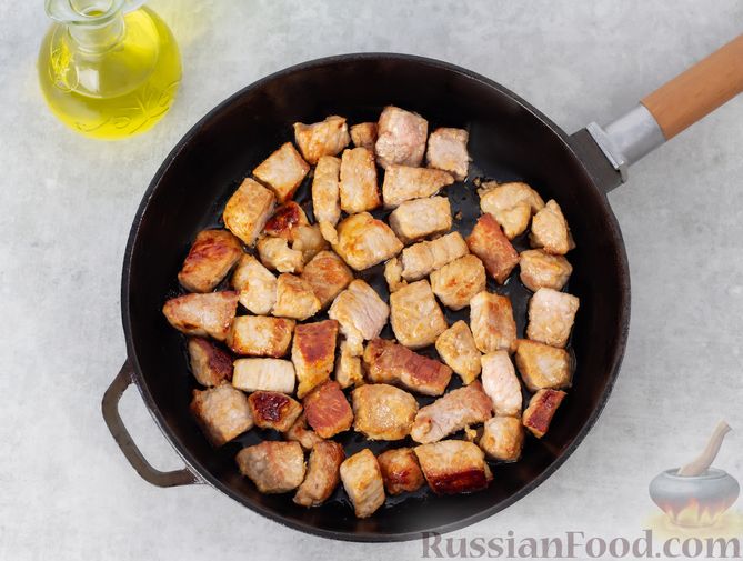 Фото приготовления рецепта: Свинина, тушенная с персиками и овощами, в соево-томатном соусе - шаг №4