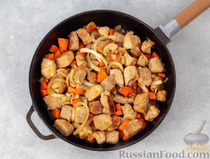 Фото приготовления рецепта: Свинина, тушенная с персиками и овощами, в соево-томатном соусе - шаг №5