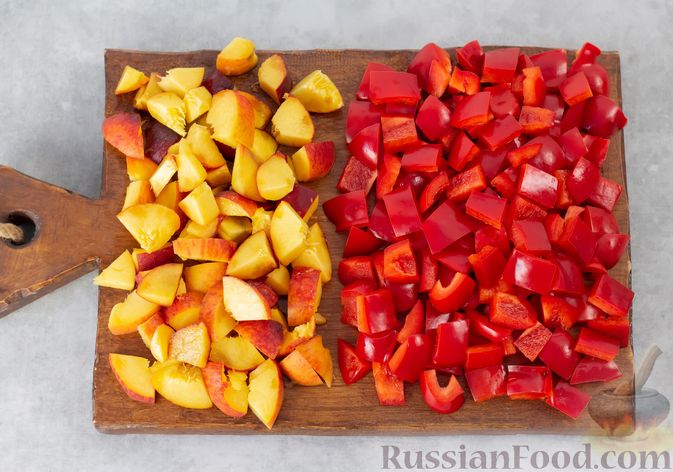 Фото приготовления рецепта: Свинина, тушенная с персиками и овощами, в соево-томатном соусе - шаг №3