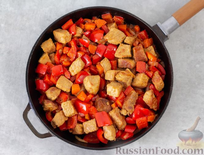 Фото приготовления рецепта: Свинина, тушенная с персиками и овощами, в соево-томатном соусе - шаг №6