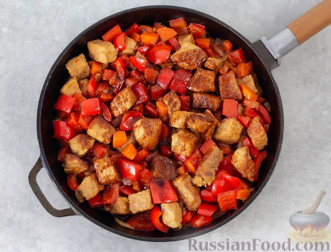Фото приготовления рецепта: Свинина, тушенная с персиками и овощами, в соево-томатном соусе - шаг №8