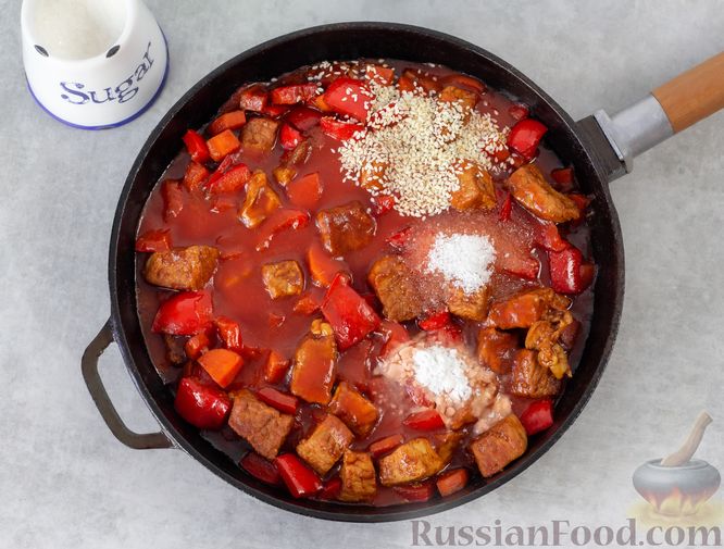 Фото приготовления рецепта: Свинина, тушенная с персиками и овощами, в соево-томатном соусе - шаг №9