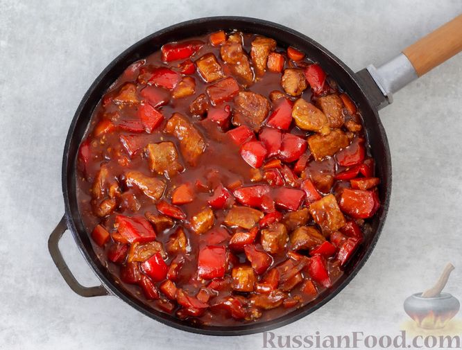 Фото приготовления рецепта: Свинина, тушенная с персиками и овощами, в соево-томатном соусе - шаг №10