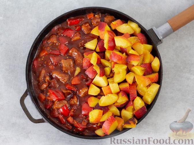 Фото приготовления рецепта: Свинина, тушенная с персиками и овощами, в соево-томатном соусе - шаг №11