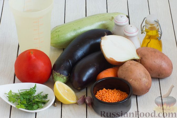 Фото приготовления рецепта: Овощное рагу с баклажанами, кабачками и чечевицей - шаг №1