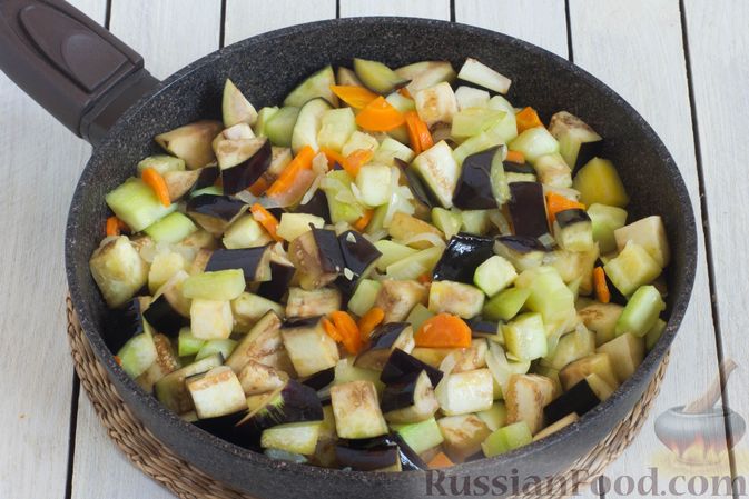 Фото приготовления рецепта: Овощное рагу с баклажанами, кабачками и чечевицей - шаг №6