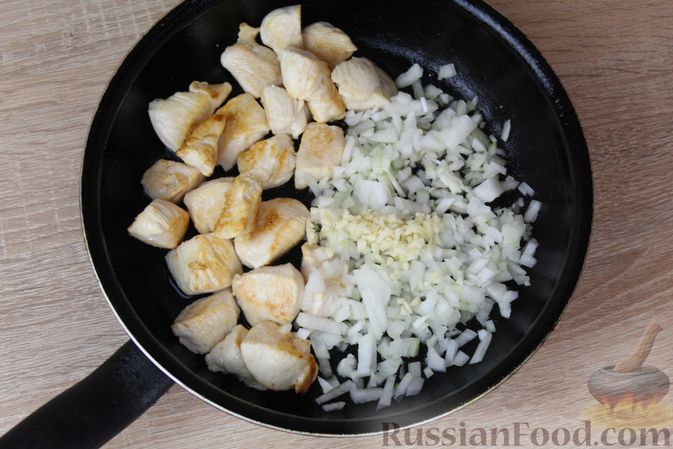 Фото приготовления рецепта: Куриное филе, тушенное со сливами и чесноком - шаг №4