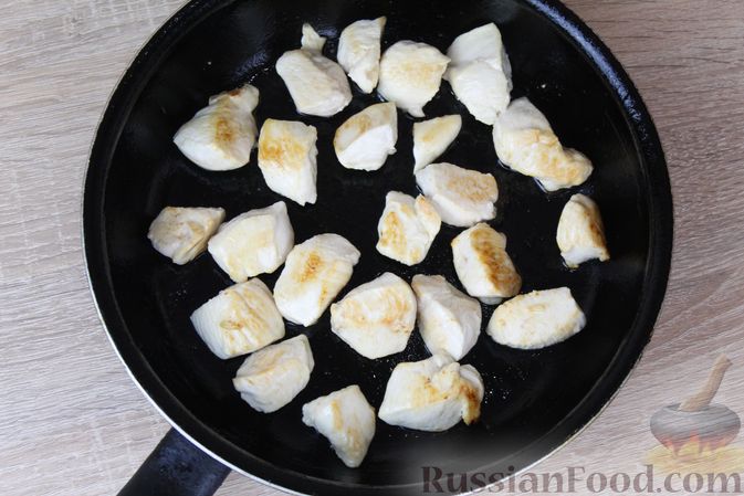 Фото приготовления рецепта: Куриное филе, тушенное со сливами и чесноком - шаг №3