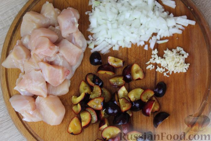 Фото приготовления рецепта: Куриное филе, тушенное со сливами и чесноком - шаг №2