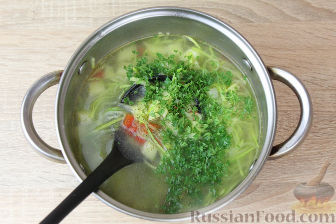Фото приготовления рецепта: Суп с кабачковой "лапшой", картофелем и сладким перцем - шаг №11