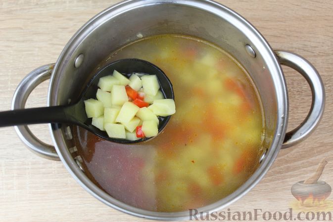 Фото приготовления рецепта: Суп с кабачковой "лапшой", картофелем и сладким перцем - шаг №8