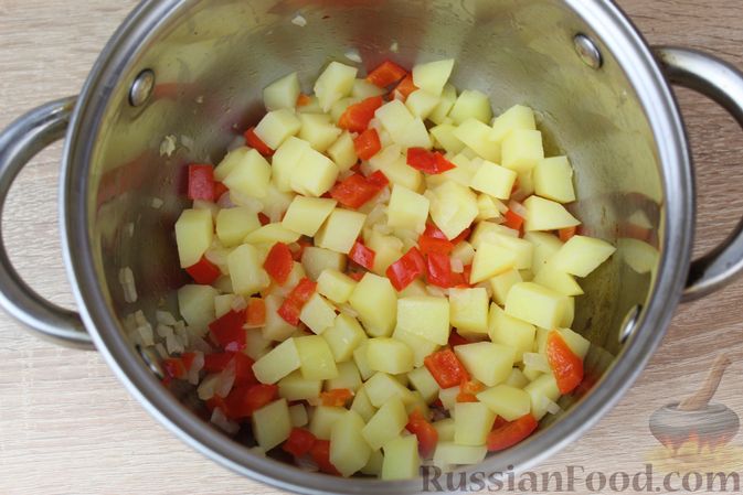 Фото приготовления рецепта: Суп с кабачковой "лапшой", картофелем и сладким перцем - шаг №6