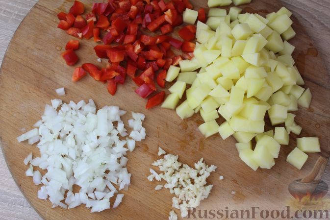 Фото приготовления рецепта: Суп с кабачковой "лапшой", картофелем и сладким перцем - шаг №5