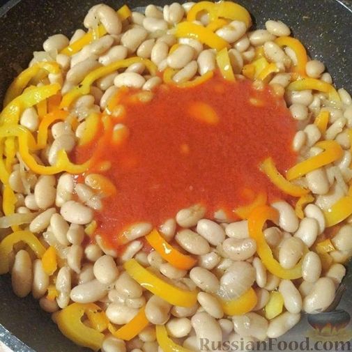 Фото приготовления рецепта: Рыба, запечённая с фасолью в томатном соусе - шаг №2