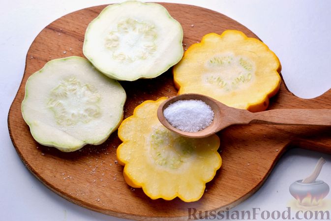 Фото приготовления рецепта: Патиссоны, жаренные с сыром и зеленью - шаг №3