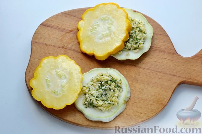 Фото приготовления рецепта: Патиссоны с сыром, жаренные в кляре - шаг №10