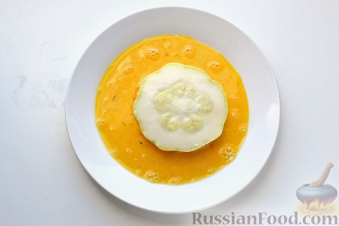 Фото приготовления рецепта: Патиссоны с сыром, жаренные в кляре - шаг №13