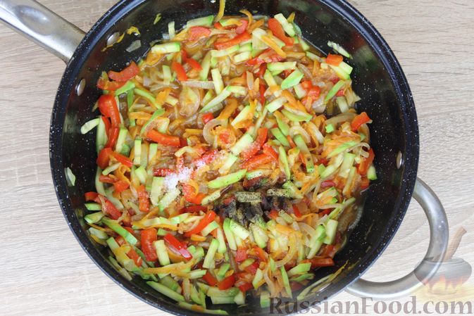 Фото приготовления рецепта: Макароны с кабачком, сладким перцем и оливками - шаг №9
