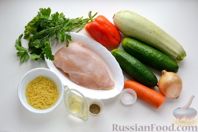 Фото приготовления рецепта: Суп с куриной грудкой, свежими огурцами, кабачками и вермишелью - шаг №1