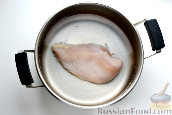 Фото приготовления рецепта: Суп с куриной грудкой, свежими огурцами, кабачками и вермишелью - шаг №2
